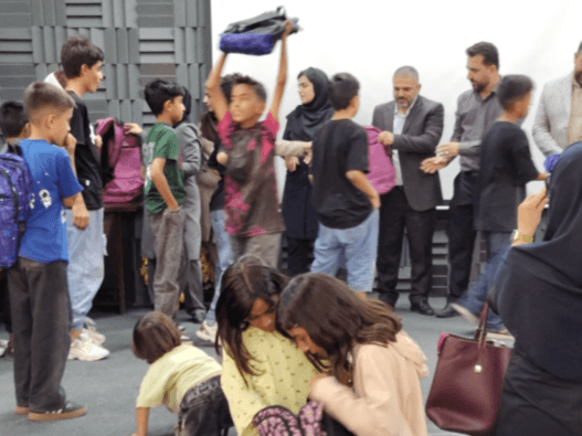 اهدا کوله‌پشتی به کودکان کار تهران